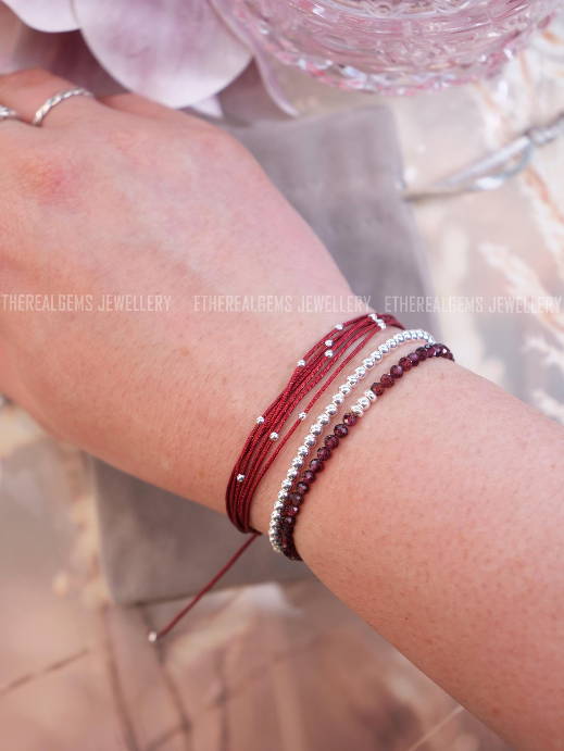 3mm Minimalist Gemstone Bracelet, Almandine Garnet bracelet, Elastic gemstone bracelet,Stacking bracelet,Beach bracelet,Red vintage bracelet