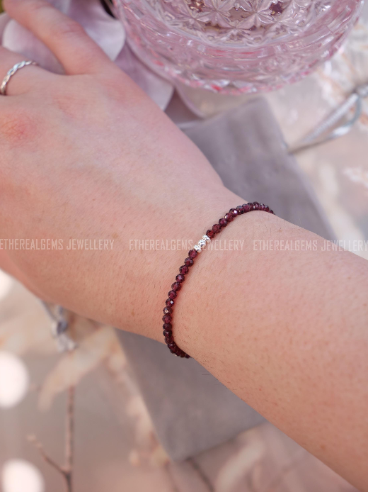3mm Minimalist Gemstone Bracelet, Almandine Garnet bracelet, Elastic gemstone bracelet,Stacking bracelet,Beach bracelet,Red vintage bracelet