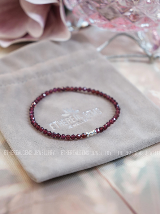 3mm Minimalist Gemstone Bracelet, Almandine Garnet bracelet, Elastic gemstone bracelet,Stacking bracelet,Beach bracelet,Red vintage bracelet
