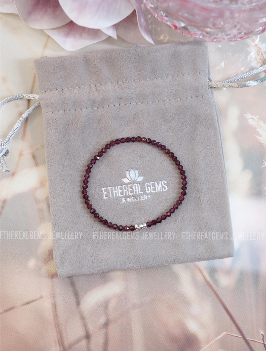 3mm Minimalist Gemstone Bracelet, Almandine Garnet bracelet, Elastic gemstone bracelet,Stacking bracelet,Beach bracelet,Red vintage bracelet