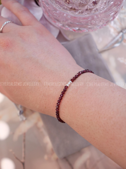 3mm Minimalist Gemstone Bracelet, Almandine Garnet bracelet, Elastic gemstone bracelet,Stacking bracelet,Beach bracelet,Red vintage bracelet